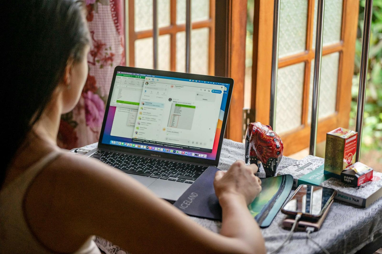 Ilustrasi kelas Remote Work Indonesia dengan peserta belajar online di laptop, membahas produktivitas jarak jauh