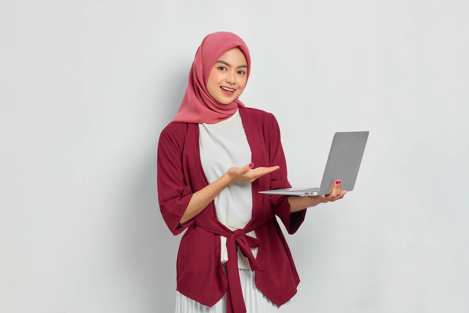 Gambar kelas Remote Work Indonesia dengan peserta belajar online, laptop, dan diskusi kolaboratif