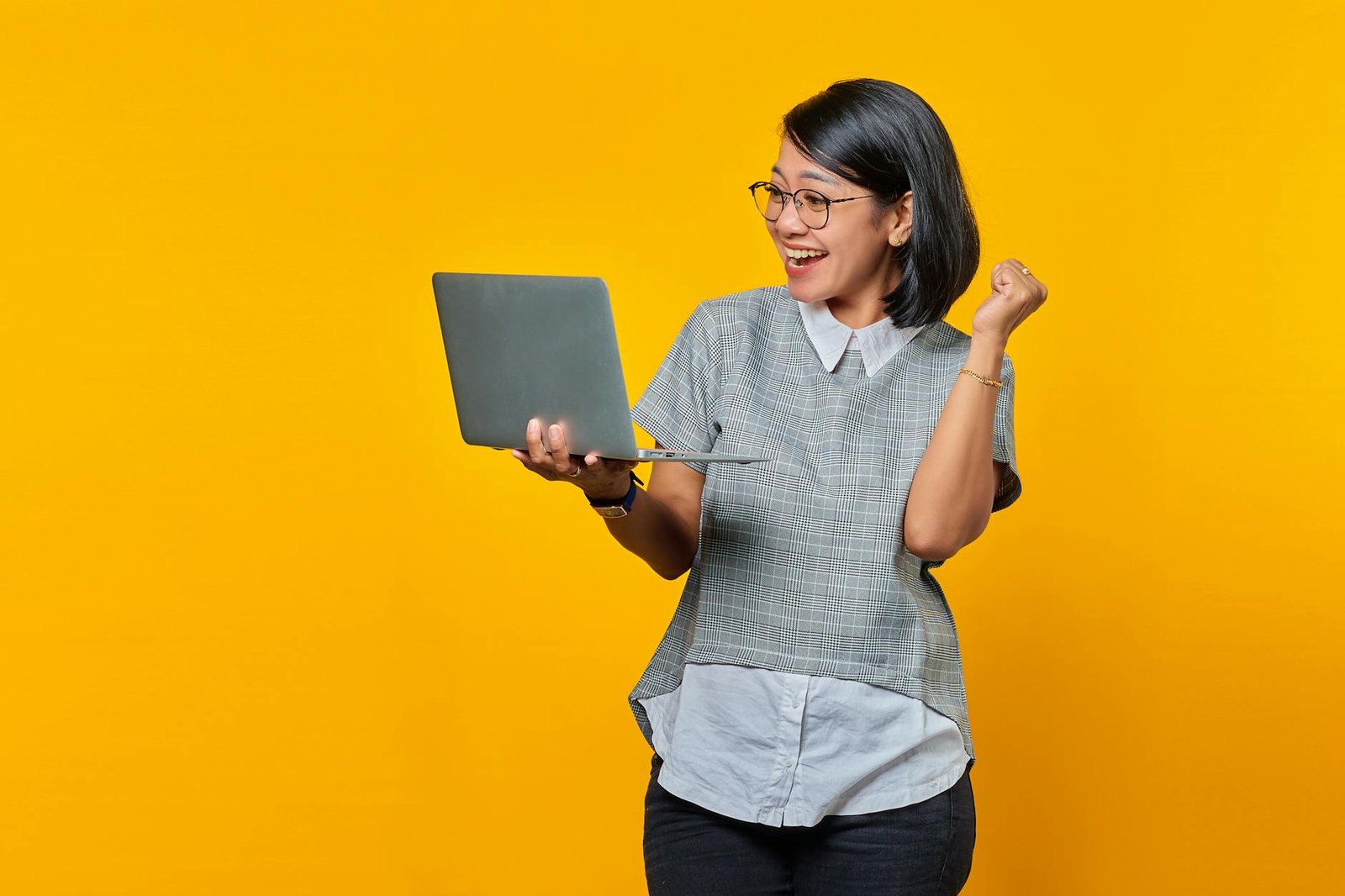 Ilustrasi kelas remote work Indonesia dengan peserta belajar online, laptop, dan jaringan kolaborasi digital