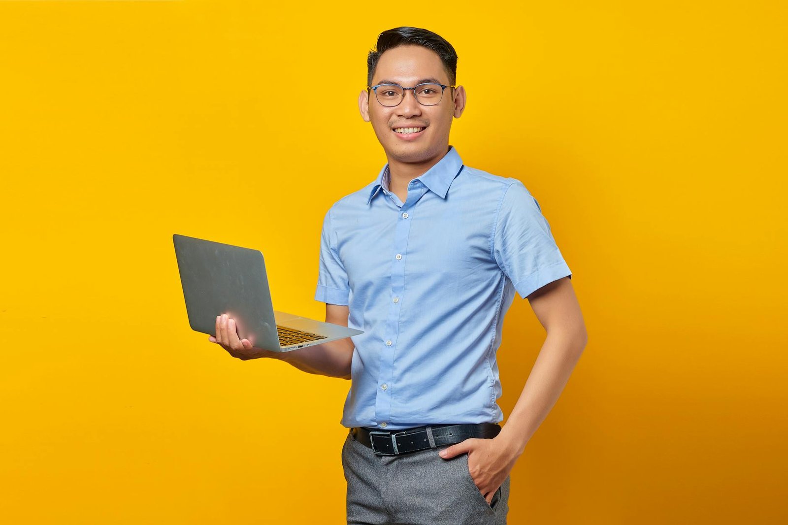 Ilustrasi Kelas Remote Work Indonesia dengan peserta belajar daring di laptop
