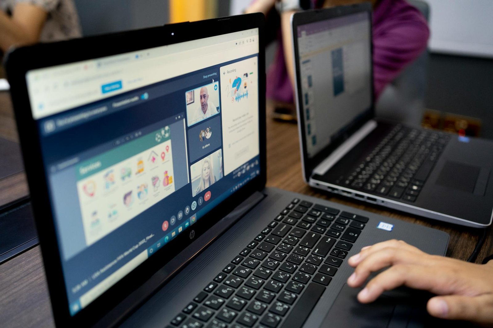 Ilustrasi kursus virtual assistant dengan laptop, catatan, dan sertifikat online profesional
