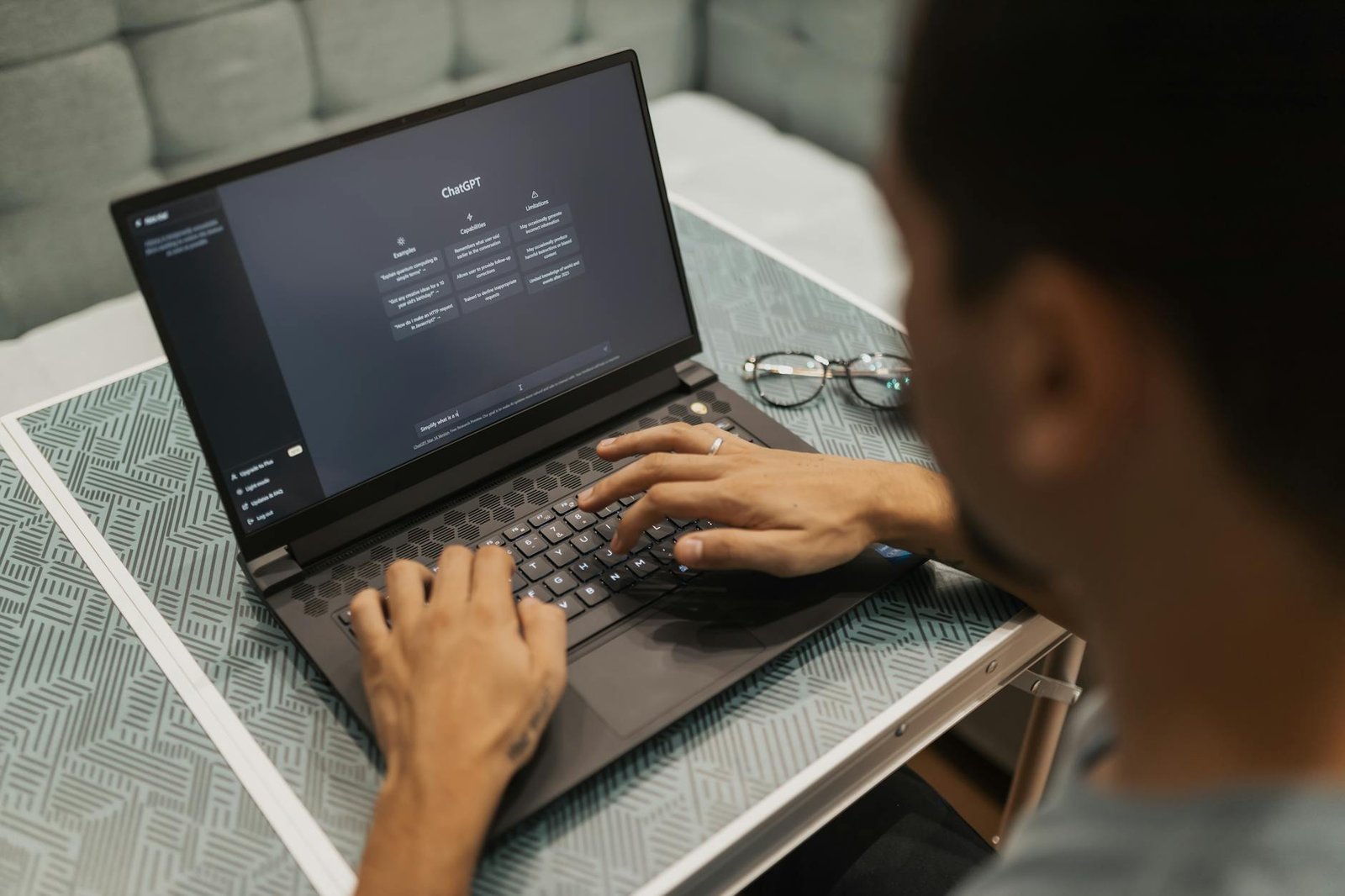 Asisten virtual membantu mengatur jadwal, email, dan tugas bisnis secara efisien
