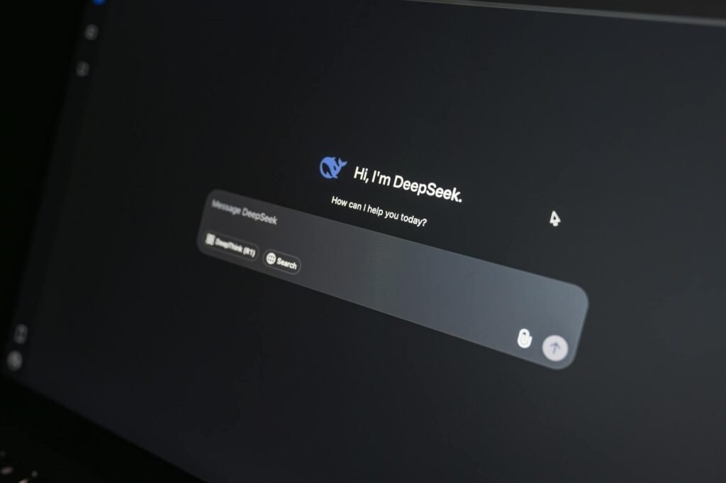 Ilustrasi belajar menjadi Virtual Assistant dengan laptop, catatan, dan ikon tugas digital
