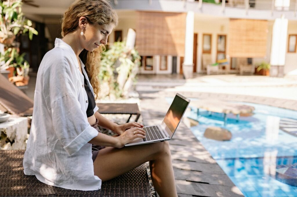 Tim kerja remote di Indonesia, kolaborasi virtual dengan laptop, coffee, dan jaringan internet cepat