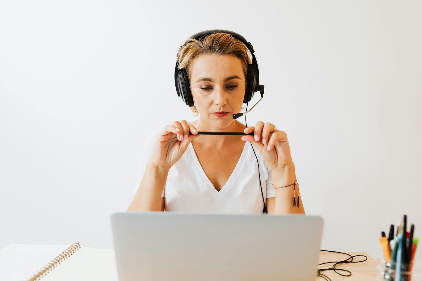 Ilustrasi kelas virtual assistant dengan peserta belajar mengelola tugas administratif secara online