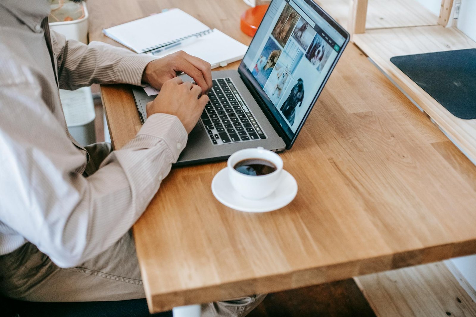 Orang bekerja di laptop sambil santai di ruang kerja rumah, menampilkan kebebasan kerja remote.