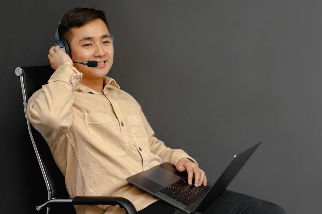 Ilustrasi kursus Virtual Assistant online dengan materi manajemen tugas, email, dan media sosial