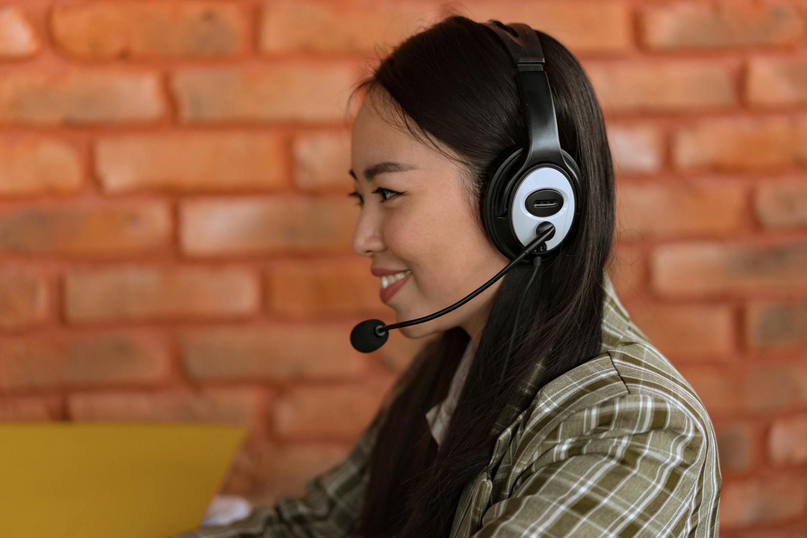 Ilustrasi kelas virtual assistant belajar mengelola tugas admin dan dukungan online profesional