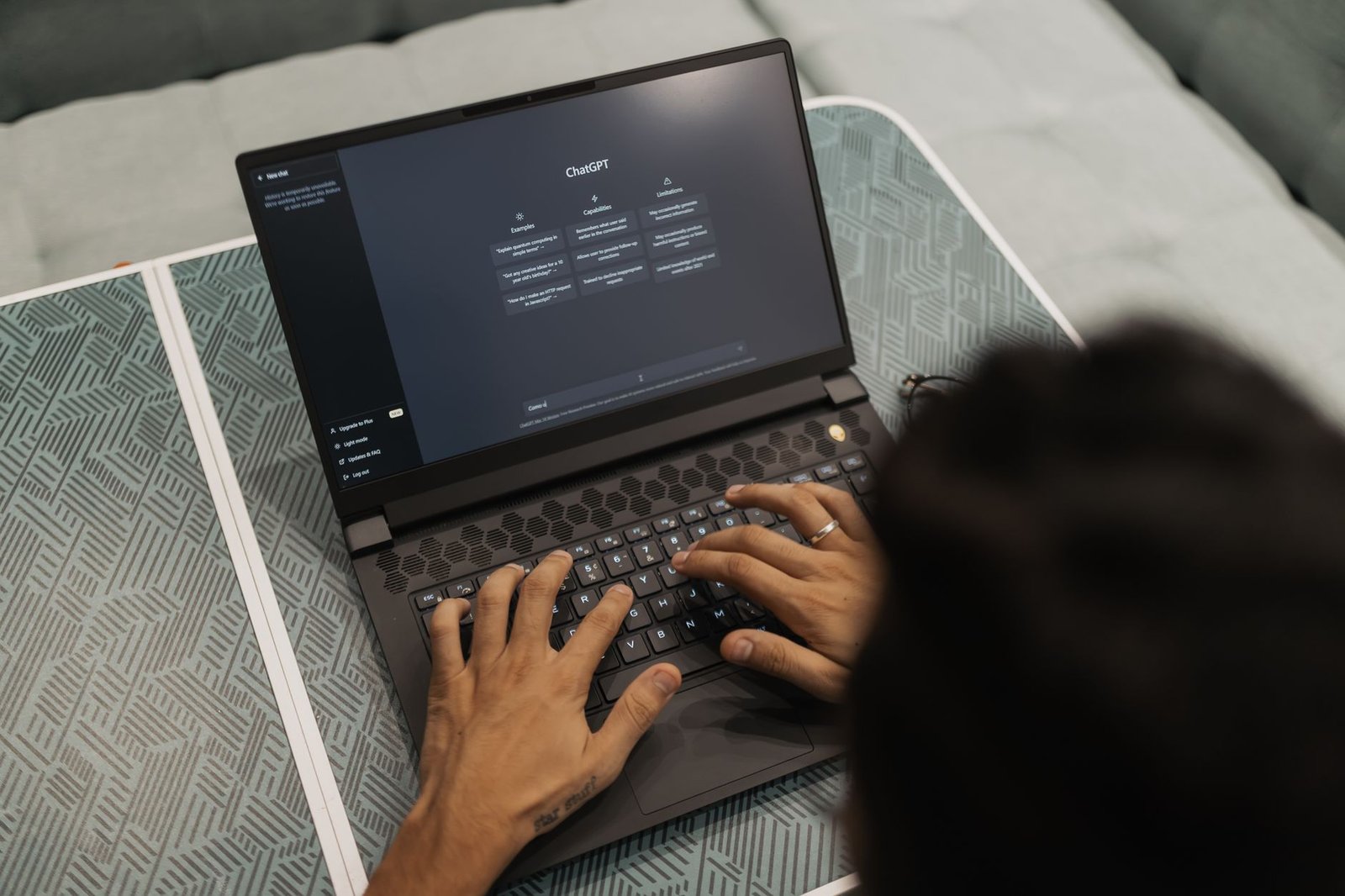 Asisten virtual membantu mengelola tugas bisnis secara efisien melalui laptop