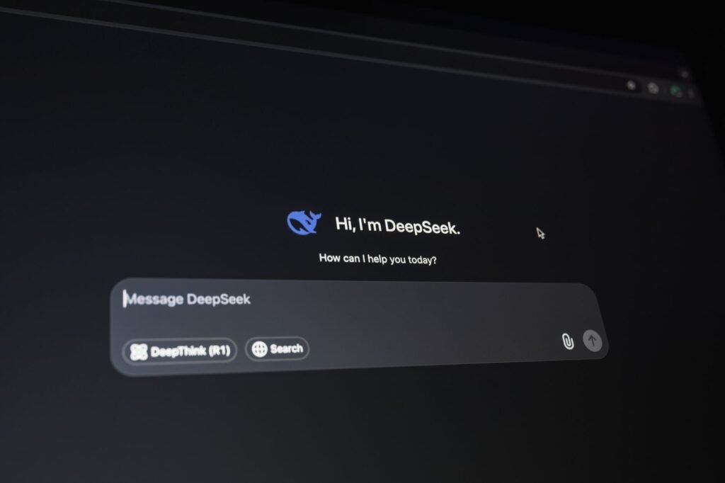 Asisten virtual membantu mengelola jadwal, email, dan tugas bisnis secara efisien