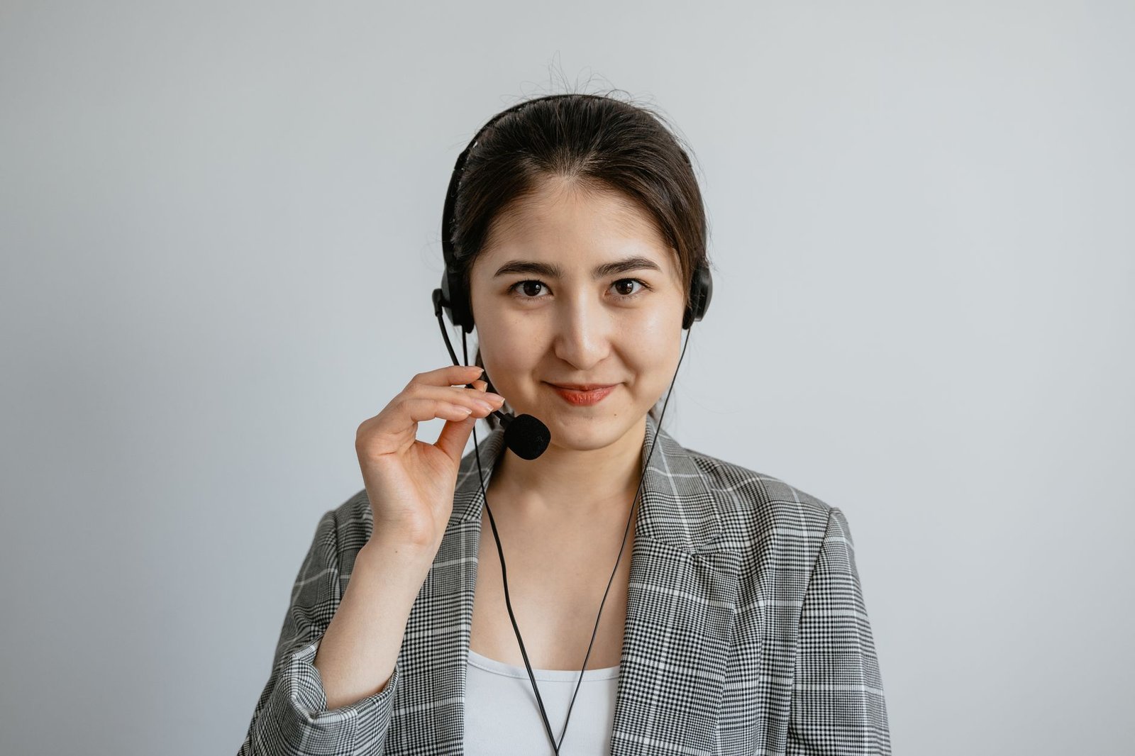 Ilustrasi kursus virtual assistant dengan laptop, catatan, dan ikon kerja remote